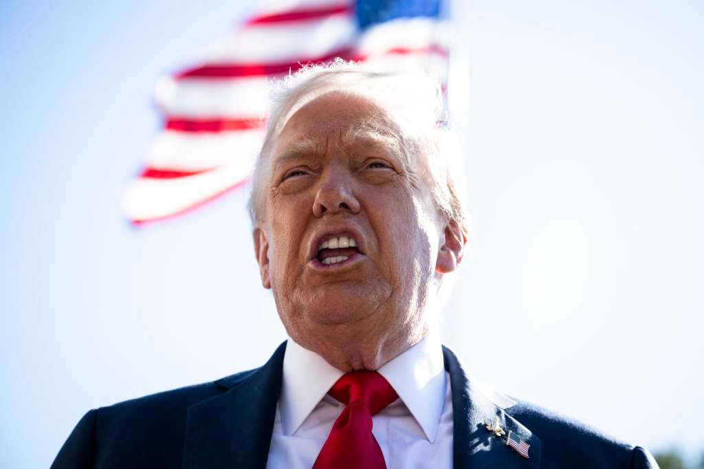 WSH01. BOGOTÁ (COLOMBIA), 20/01/2026.- Fotografía de archivo del 05 de octubre de 2025 que muestra al presidente de Estados Unidos, Donald Trump, hablando con integrantes de los medios de comunicación en el jardín sur de la Casa Blanca en Washington (Estados Unidos). Trump cumple este martes un año desde su regreso a la Casa Blanca, un periodo de doce meses marcado por una profunda alteración del orden internacional y por la aplicación de una política migratoria de línea dura, que ha suscitado una oleada de protestas sociales. EFE/ Graeme Sloan / POOL/ ARCHIVO