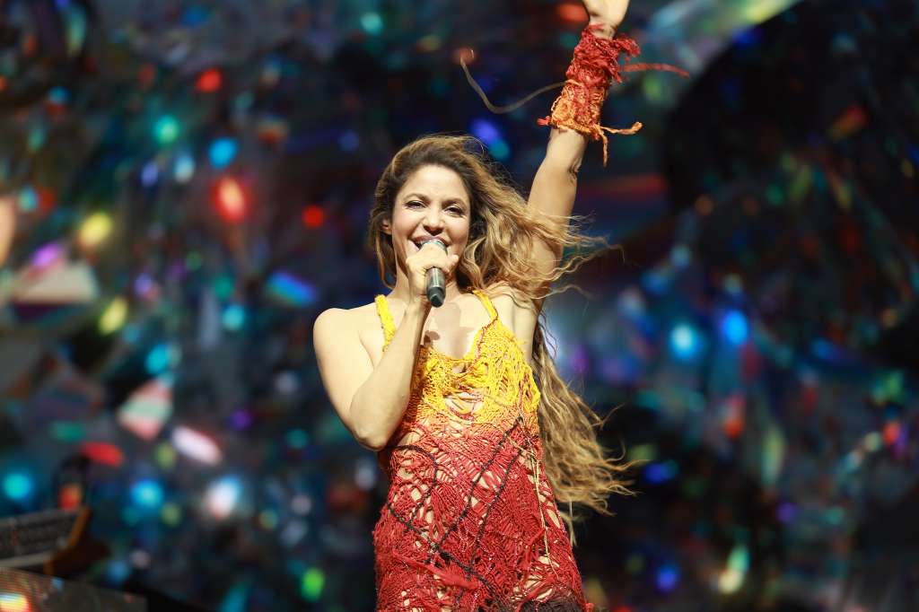 En un concierto, Shakira y los asistentes juegan un doble papel, de resonantes y resonadores. La voz y la magia de la diva, así como los aplausos y el coreo de los asistentes, se conjugan para generar éxtasis.