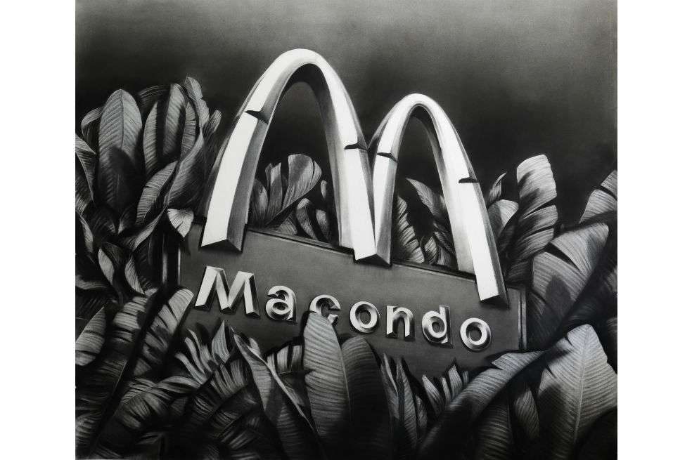 En “Los Macondos”, Gonzalo Fuenmayor presenta una serie de dibujos en carboncillo donde el logotipo icónico de la cadena de comidas rápidas McDonald’s se fusiona de manera natural con Macondo, pueblo de Cien Años de Soledad.
