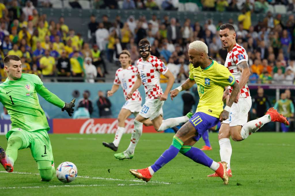 GR5003. RAYÁN (CATAR), 09/12/2022.- Dominik Livakovic (i) de Croacia disputa un balón con Neymar de Brasil hoy, en un partido de los cuartos de final del Mundial de Fútbol Qatar 2022 entre Croacia y Brasil en el estadio Ciudad de la Educación en Rayán (Catar) EFE/ Esteban Biba