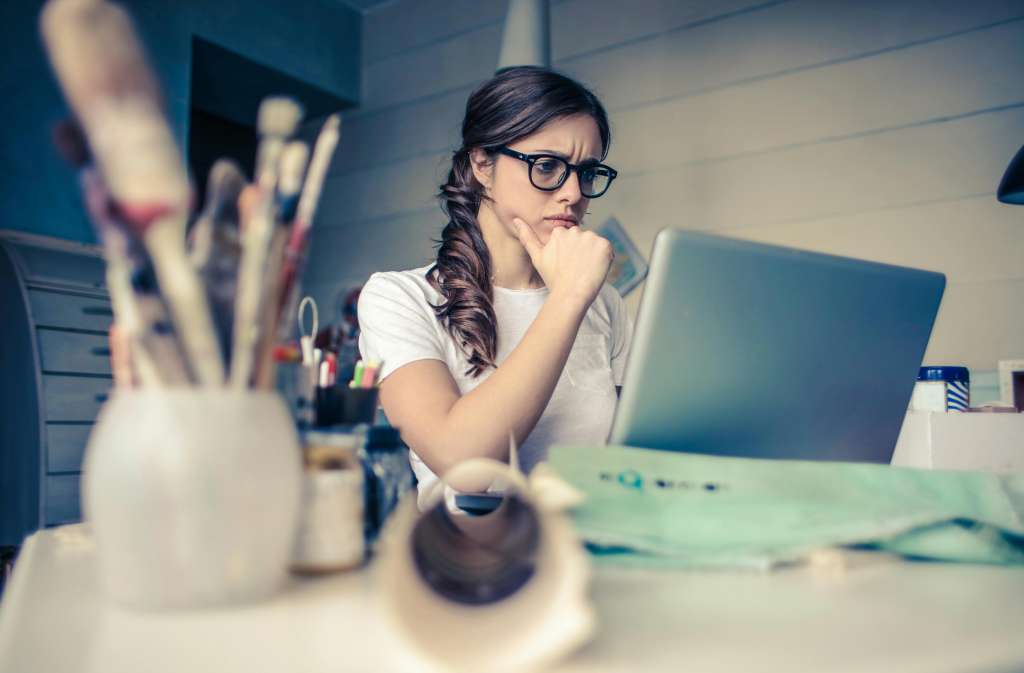 Se pregunta el autor: ¿Cómo puedo aportar valor añadido frente a mi competencia? La respuesta es dando una mejor solución a una necesidad existente (agregando valor a tu cliente) y mejorando la forma como entrego la solución. Por tanto, un buen modelo de negocio es encontrar una manera diferente de competir.