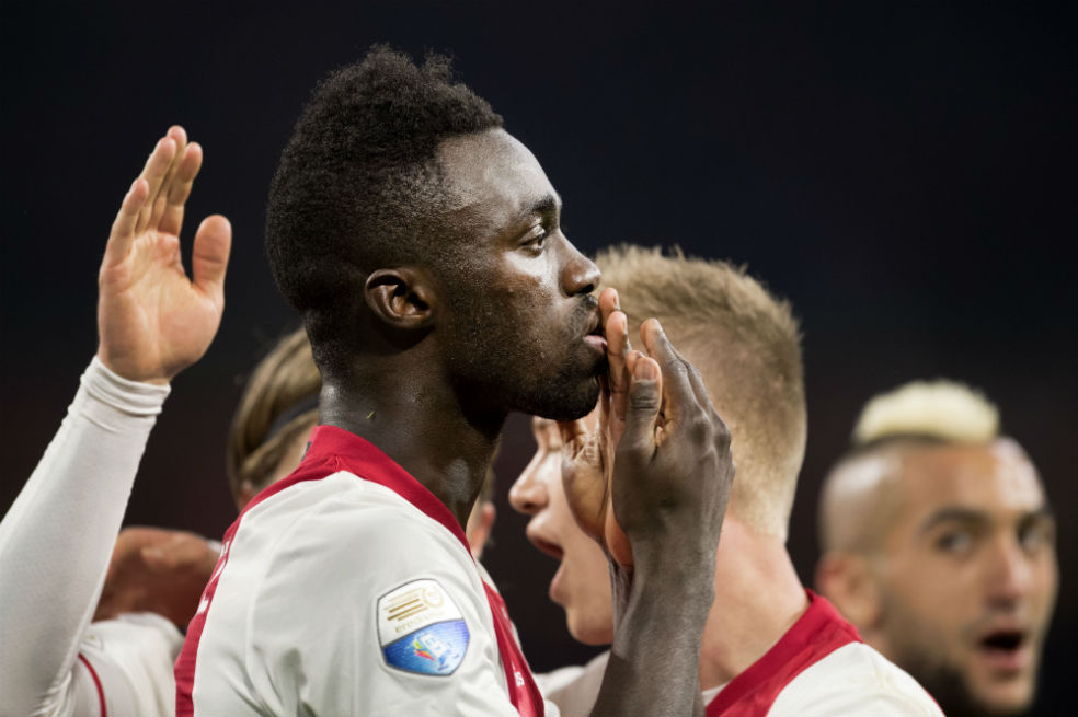 Davinson Sánchez celebra el segundo gol del Ajax frente al AZ Akmaar. / AFP