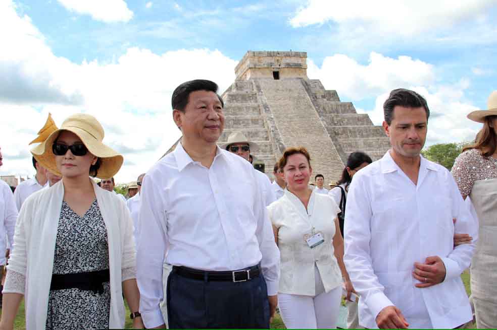 El presidente chino, Xi Jinping, en un paseo junto a su par mexicano, Enrique Peña Nieto, y sus respectivas esposas por las runas mayas de Chichén Itzá. / AFP