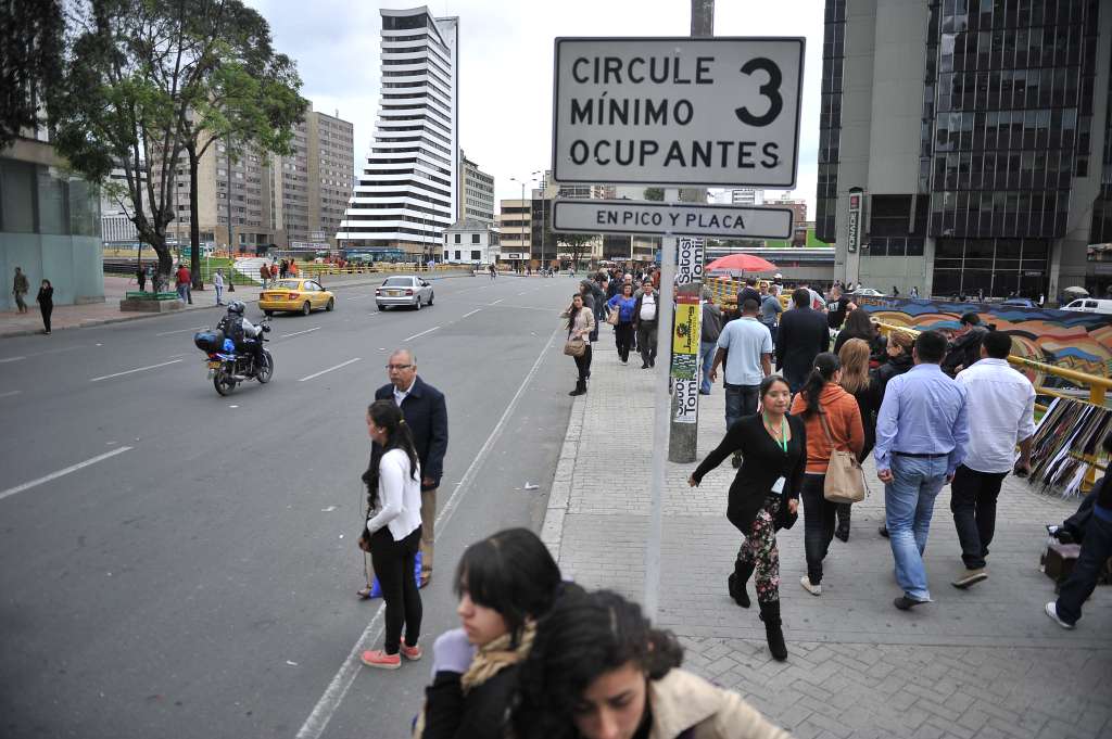 Avisos que hacen referencia a el cambio de restricción vehicular en el centro de la capital