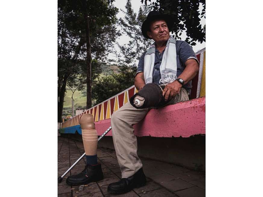 Héctor Antonio Guzmán tiene 62 años y vive en una vereda de Dabeiba. En 2003 fue víctima de una mina antipersonal instalada por las Farc.