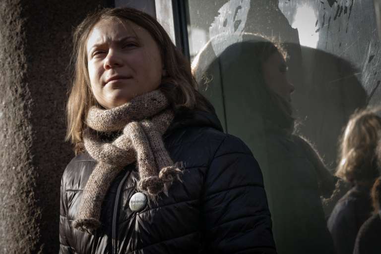 Los manifestantes perseguían "cerrar el Estado" como protesta por la continua actividad de turbinas eólicas en la región de Fosen, más de un año después de que la Corte Suprema noruega se pronunciara contra estos parques.
Según el tribunal, este proyecto viola el derecho de las familias sami a practicar la cría de renos. Los samis son una minoría indígena de unas 100.000 personas que viven entre Noruega, Suecia, Finlandia y Rusia.
La protesta comenzó el jueves pasado cuando un grupo de samis vestidos con el traje tradicional azul y rojo ocuparon la entrada del Ministerio de Petróleo y Energía.
Los activistas fueron desalojados en la noche del domingo, pero volvieron durante la semana, extendiendo la toma a más edificios del gobierno.
