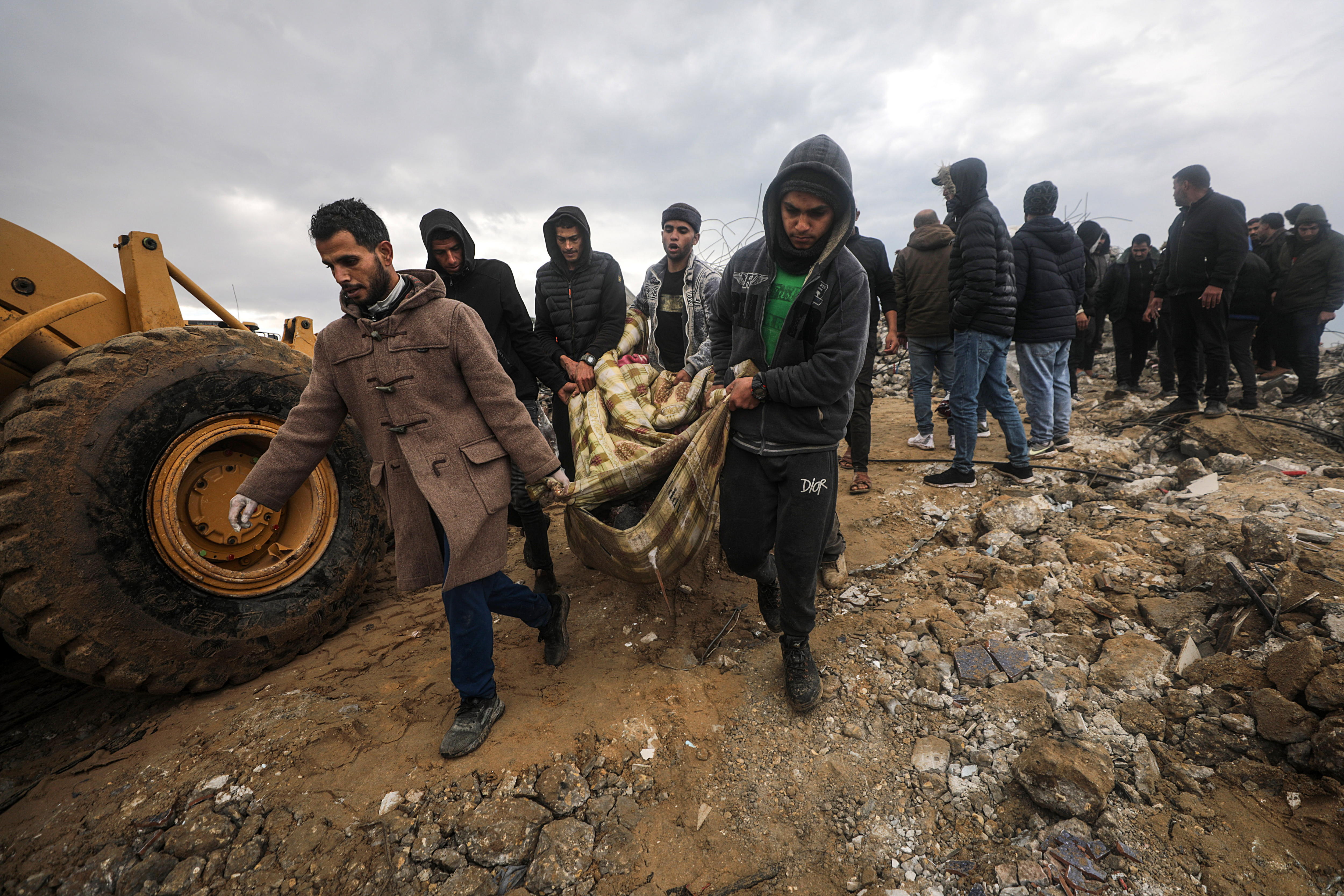 Gaza Strip (---), 29/01/2024.- Palestinians carry the body of a young man recoverd from the rubble of a destroyed house following Israeli airstrikes in Deir Al Balah, Gaza Strip, 29 January 2024. More than 26,200 Palestinians and at least 1,330 Israelis have been killed, according to the Palestinian Health Ministry and the Israel Defense Forces (IDF), since Hamas militants launched an attack against Israel from the Gaza Strip on 07 October 2023, and the Israeli operations in Gaza and the West Bank which followed it. EFE/EPA/MOHAMMED SABER