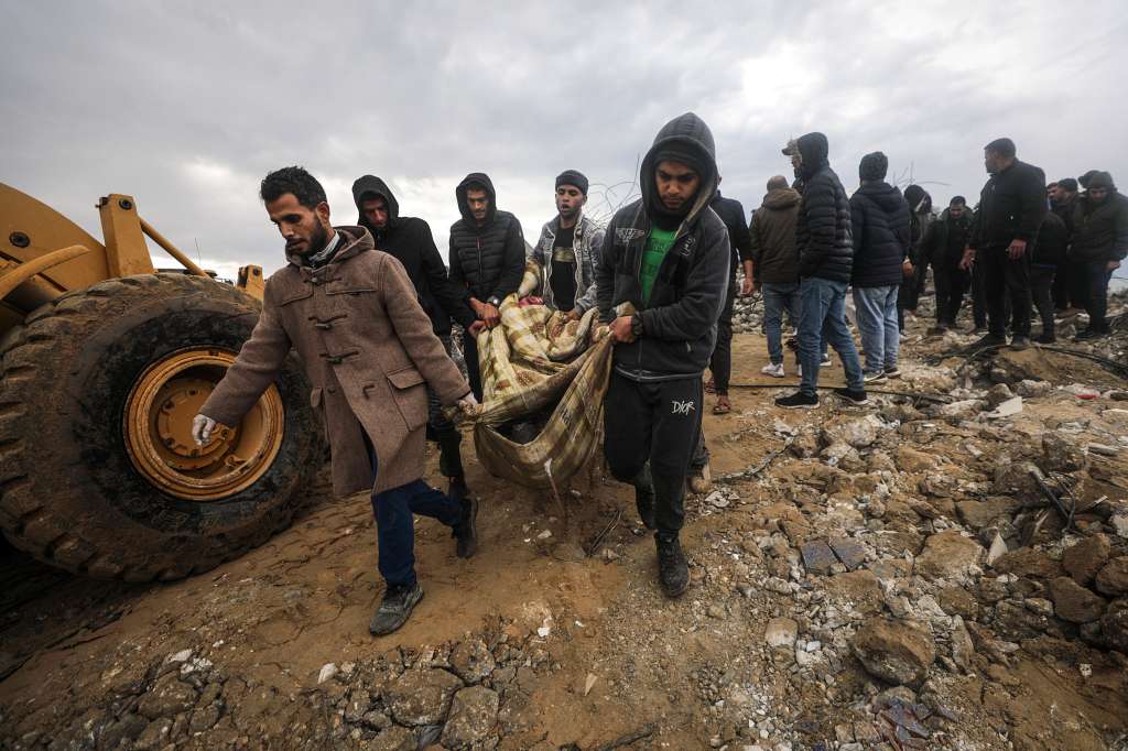 Gaza Strip (---), 29/01/2024.- Palestinians carry the body of a young man recoverd from the rubble of a destroyed house following Israeli airstrikes in Deir Al Balah, Gaza Strip, 29 January 2024. More than 26,200 Palestinians and at least 1,330 Israelis have been killed, according to the Palestinian Health Ministry and the Israel Defense Forces (IDF), since Hamas militants launched an attack against Israel from the Gaza Strip on 07 October 2023, and the Israeli operations in Gaza and the West Bank which followed it. EFE/EPA/MOHAMMED SABER