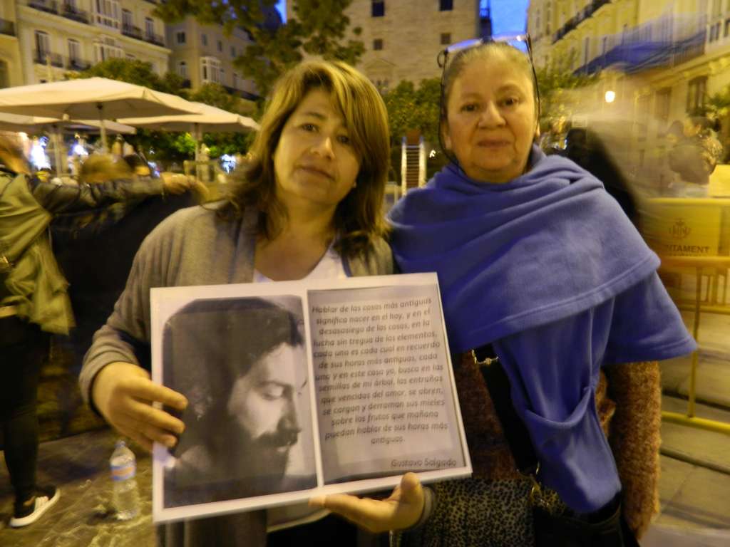 Claudia García Giraldo (izquierda) y María Esperanza Ramírez, exiliadas por su trabajo en la Asociación Nacional Desplazadas y Desplazados para la Convivencia Pacífica.