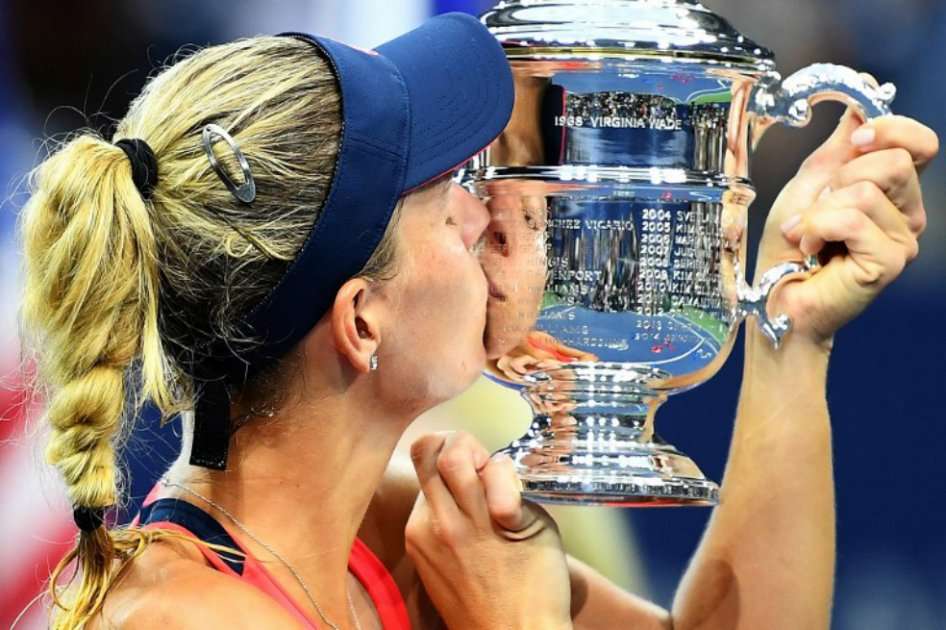 La alemana Angelique Kerber besando el trofeo del US Open. / AFP
