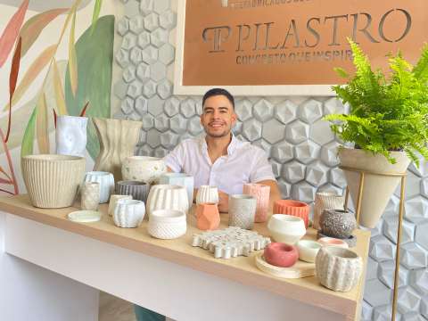 El administrador de empresas que transforma el concreto en piezas decorativas