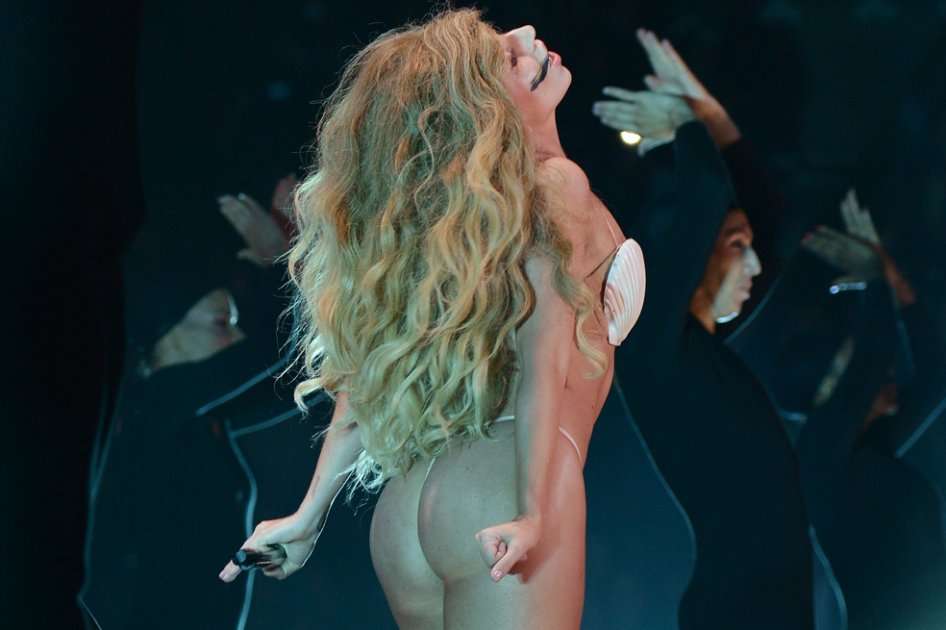 Según Elton John, Lady Gaga se preocupa mucho por impactar a la opinión pública con excéntricas puestas en escena. 