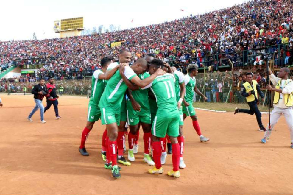 Los jugadores de Madagascar celebran el triunfo frente a Guinea Ecuatorial. / AFP
