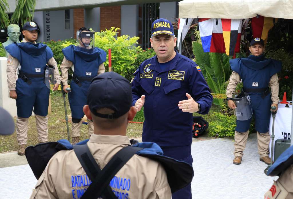 CTG200. CARMEN DE BOLÍVAR (COLOMBIA), 02/05/2024.- El segundo comandante de la Armada Nacional, Vicealmirante Juan Ricardo Rozo (c) habla a miembros del Batallón de Desminado Humanitario de la Armada durante la entrega del territorio libre de sospecha de minas antipersona este jueves, en el municipio de Carmen de Bolívar (Colombia). La ceremonia es la culminación de 15 años de trabajo articulado e ininterrumpido de las entidades del Estado para alejar ese peligro y propiciar mayor desarrollo de la región. EFE/Ricardo Maldonado Rozo