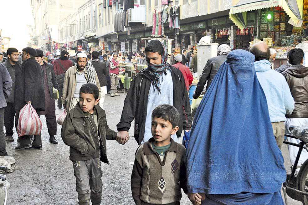 Transeúntes caminan por una de las calles comerciales de Kabul, la capital afgana. / Fotos: Víctor de Currea - Lugo