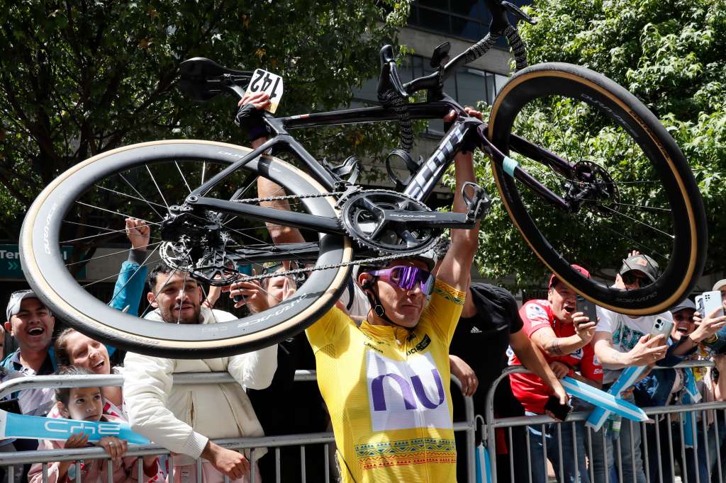 AMDEP6943. BOGOTÁ (COLOMBIA), 11/02/2024.- El corredor Rodrigo Contreras de NU Colombia celebra al ganar la carrera ciclística Tour Colombia 2024 hoy, en Bogotá (Colombia). EFE/ Carlos Ortega
