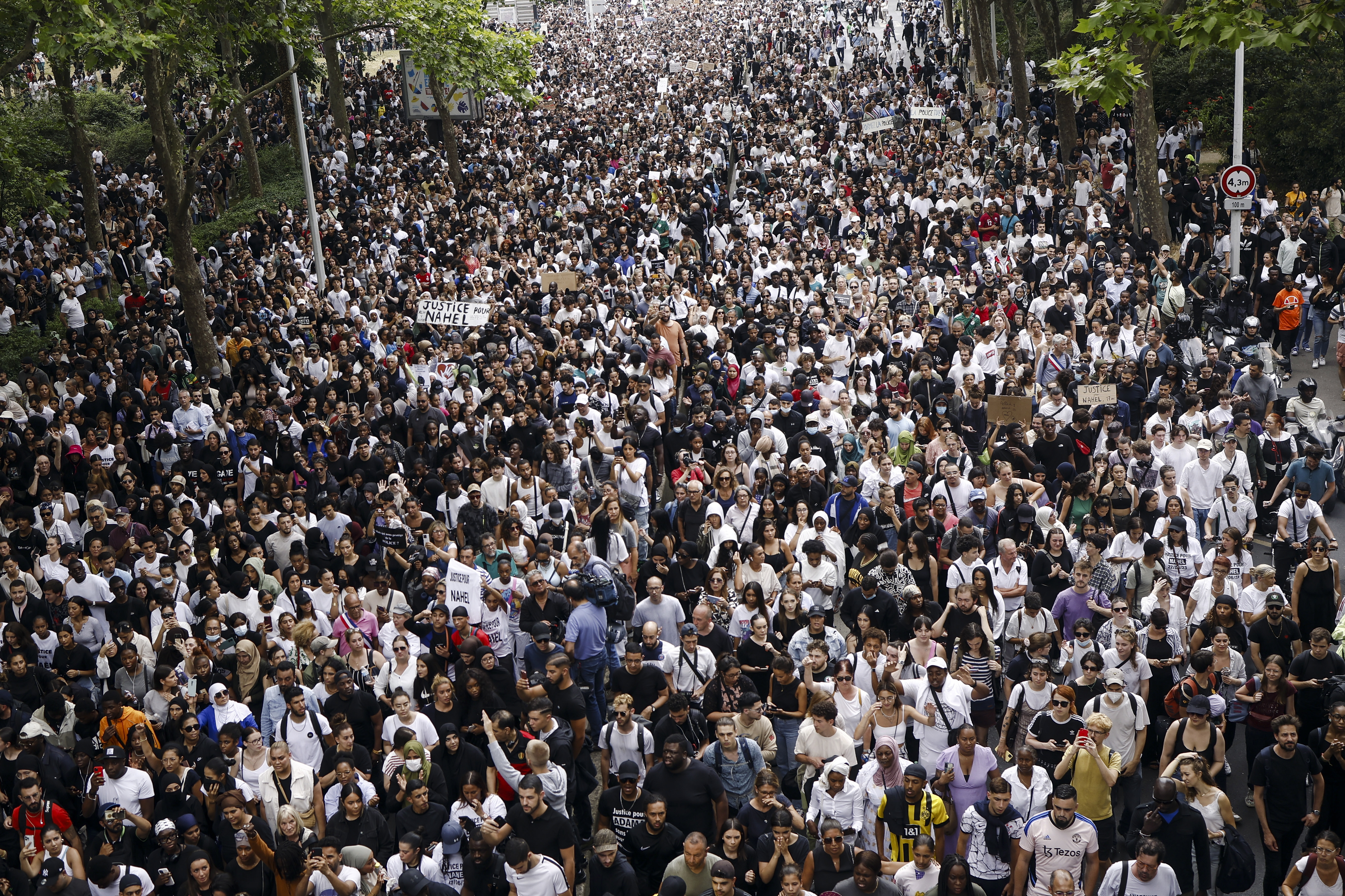-FOTODELDÍA- NANTERRE (FRANCIA), 29/06/2023.- Miles de personas marchan este jueves en Nanterre (Francia) en memoria de Nahel, joven de 17 años asesinado por un policía. El Gobierno francés va a desplegar 40.000 policías y gendarmes la próxima noche para tratar de impedir los disturbios que se han producido en las dos últimas jornadas. EFE/ Yoan Valat