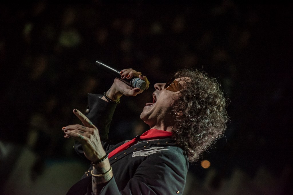 Enrique Bunbury en el Movistar Arena de Bogotá, Colombia, en su gira de despedida "Greta Garbo 2023".