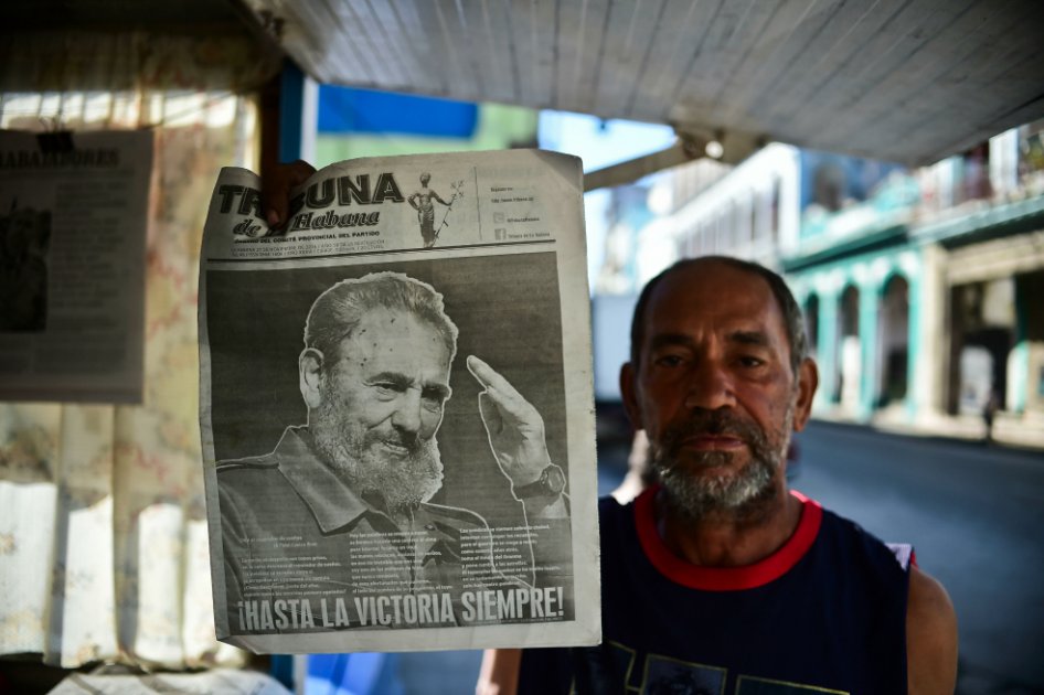 Un vendedor en La Habana muestra la portada de un diario dedicada a la muerte de Fidel Castro. / AFP