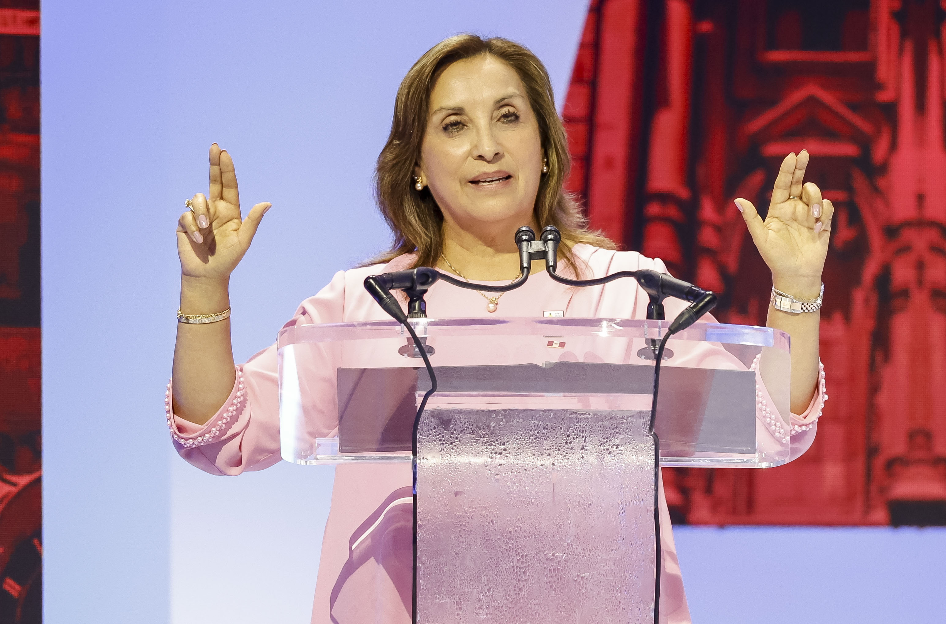 EA5107. SAN FRANCISCO (ESTADOS UNIDOS), 07/12/2023.- Fotografía de archivo fechada el 16 de noviembre de 2023 que muestra a la presidenta de Perú, Dina Boluarte, durante un evento en la Cumbre de CEO de APEC, en San Francisco, California (EE.UU.). El Gobierno de Dina Boluarte cumple este jueves su primer año de gestión en Perú inmerso en una crisis permanente que ha golpeado casi todos los frentes, del económico al político y social, y ha llevado a que sea desaprobado por más del 80 % de la ciudadanía. Débil desde el principio, dada su casi nula base política y social, Boluarte cumplió el 7 de diciembre de 2022 con el mandato constitucional de reemplazar al izquierdista Pedro Castillo, del que era vicepresidenta, después de que este fuera destituido por el Congreso por intentar dar un autogolpe de Estado. EFE/ John G. Mabanglo ARCHIVO