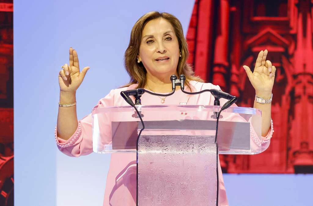 EA5107. SAN FRANCISCO (ESTADOS UNIDOS), 07/12/2023.- Fotografía de archivo fechada el 16 de noviembre de 2023 que muestra a la presidenta de Perú, Dina Boluarte, durante un evento en la Cumbre de CEO de APEC, en San Francisco, California (EE.UU.). El Gobierno de Dina Boluarte cumple este jueves su primer año de gestión en Perú inmerso en una crisis permanente que ha golpeado casi todos los frentes, del económico al político y social, y ha llevado a que sea desaprobado por más del 80 % de la ciudadanía. Débil desde el principio, dada su casi nula base política y social, Boluarte cumplió el 7 de diciembre de 2022 con el mandato constitucional de reemplazar al izquierdista Pedro Castillo, del que era vicepresidenta, después de que este fuera destituido por el Congreso por intentar dar un autogolpe de Estado. EFE/ John G. Mabanglo ARCHIVO