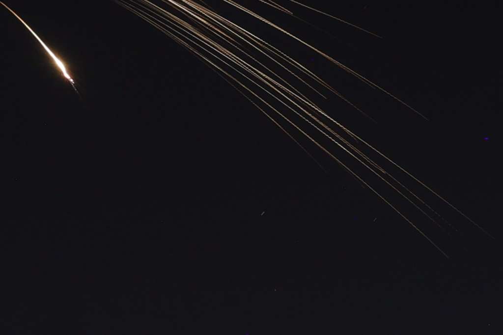 Tel Aviv (Israel), 18/03/2026.- A photo made with a long exposure technique shows an Iranian cluster dispersal ballistic missile in the sky as sirens sound across central Israel, above Tel Aviv, Israel, 18 March 2026. EFE/EPA/ABIR SULTAN