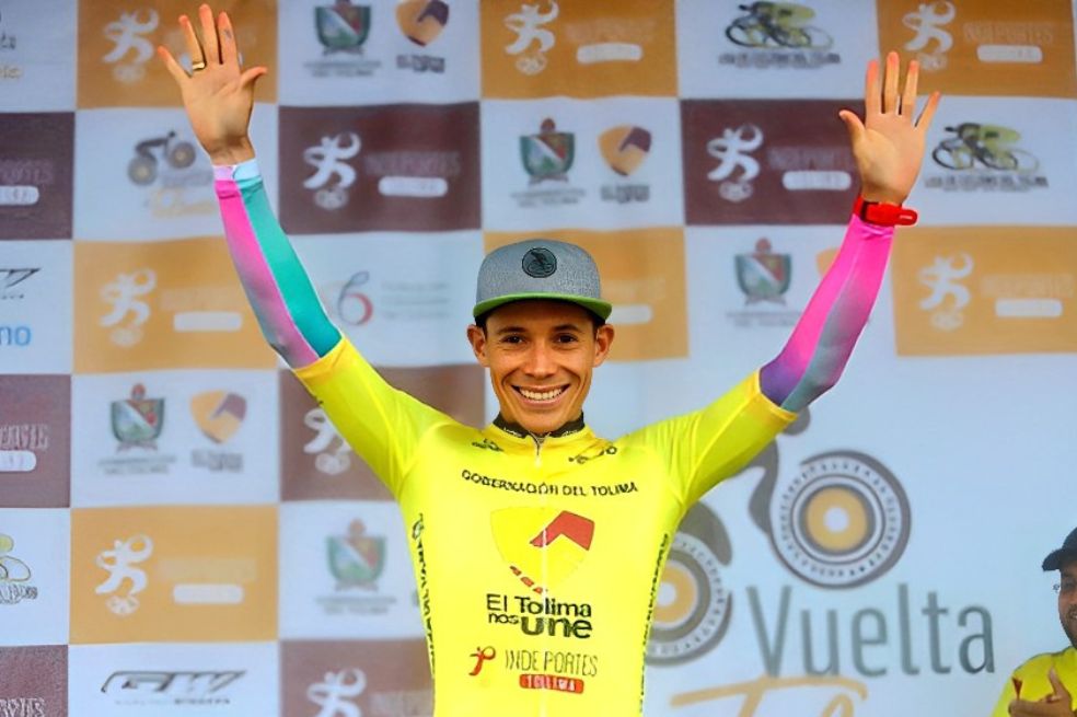 Miguel Ángel López celebra su campeonato en Ibagué.