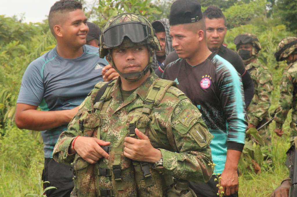 Las comunidades acuden en masa cuando ocurren los operativos y rodean al Ejército. / Edilson Álvarez - Voces del Guayabero.