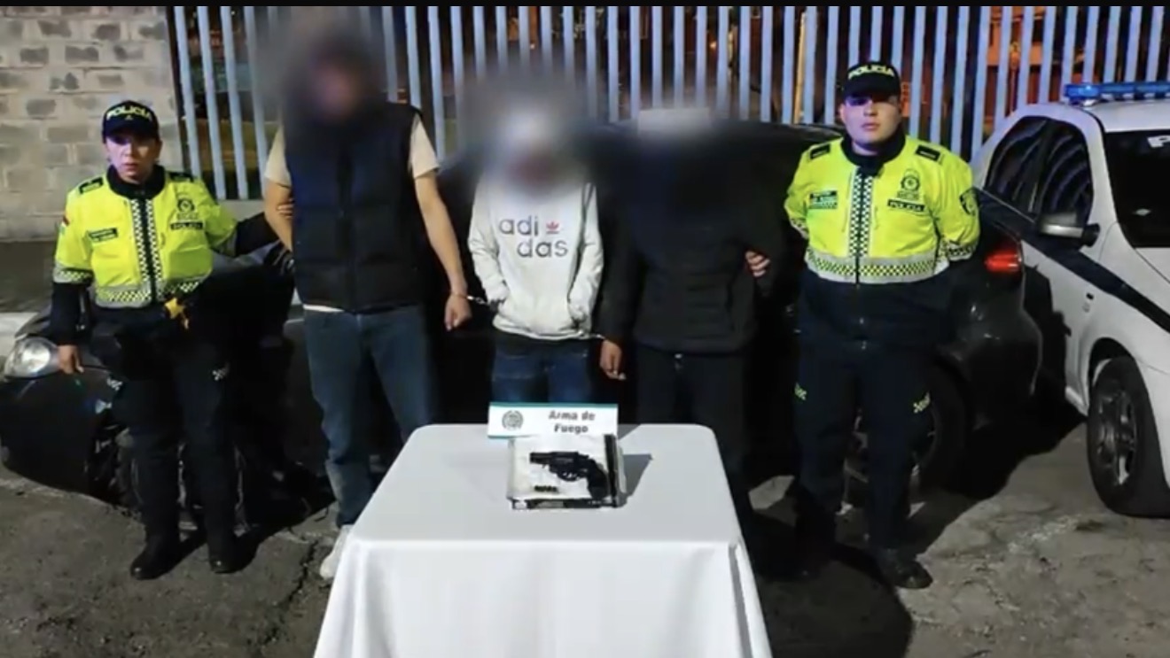 La Policía informó que uno de los capturados tiene antecedentes por hurto y porte ilegal de armas, y que habría cumplido una condena de 18 años en un centro carcelario.