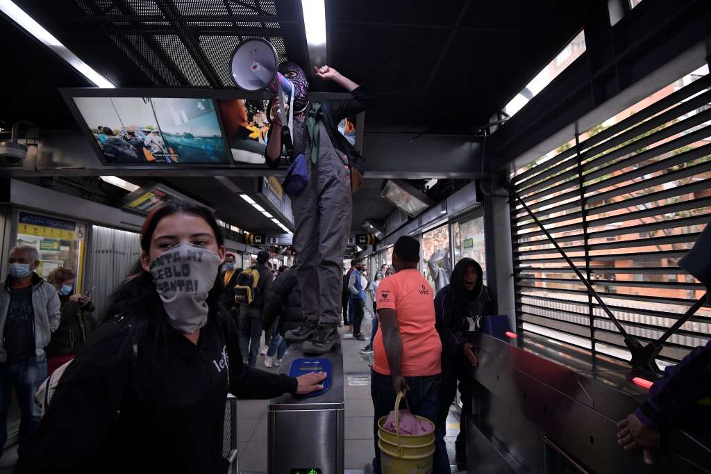 Con la consigna "Evadir, no pagar. Otra forma de luchar", algunos ciudadanos promovieron "colatones" en varias estaciones de Transmilenio de la troncal de la Avenida Caracas en Bogotá, como protesta por el incremento del pasaje del Transmilenio y el Sitp.