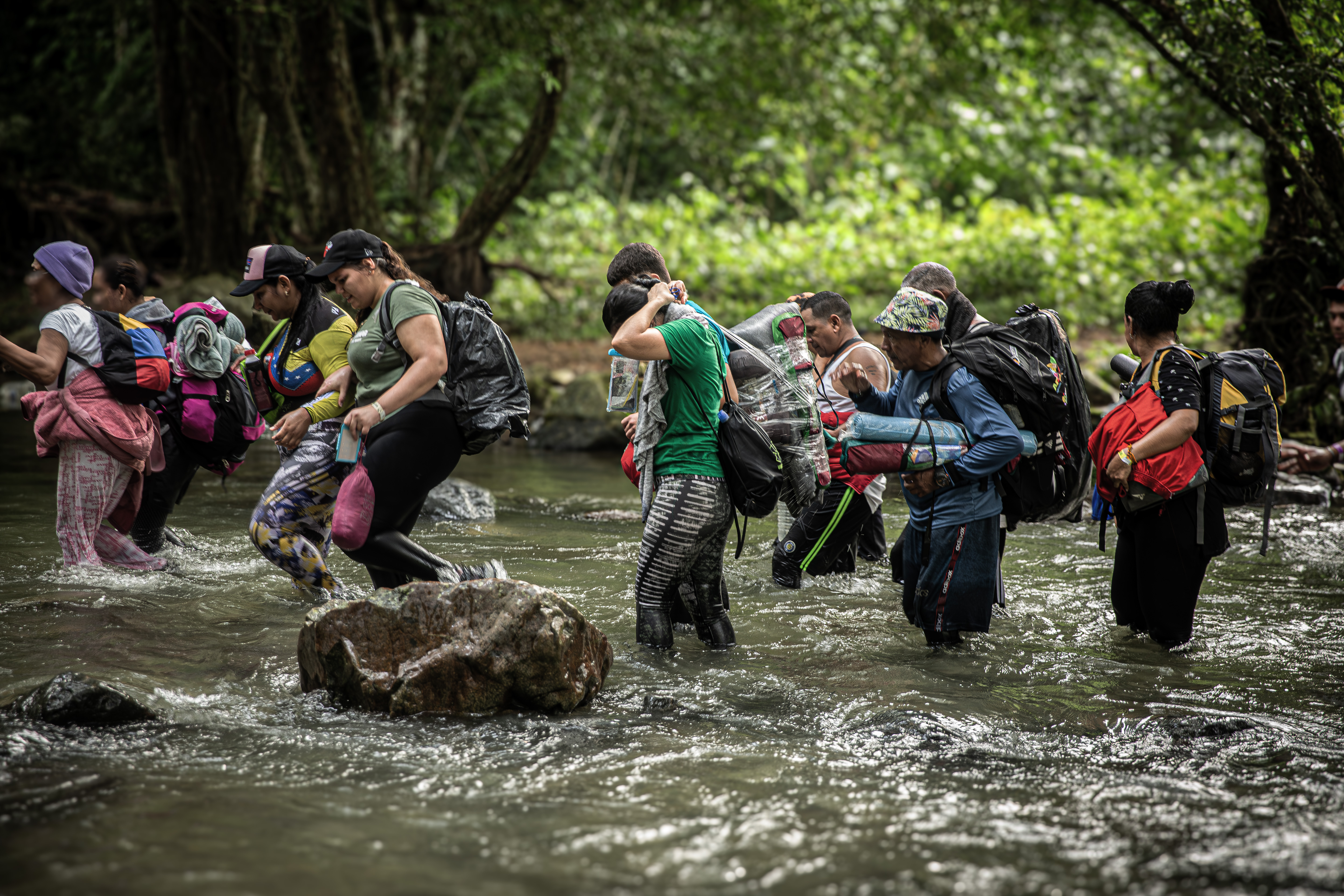 Durante su travesía por la selva del Darién, las personas cruzan varios ríos, entre ellos el Acandí.