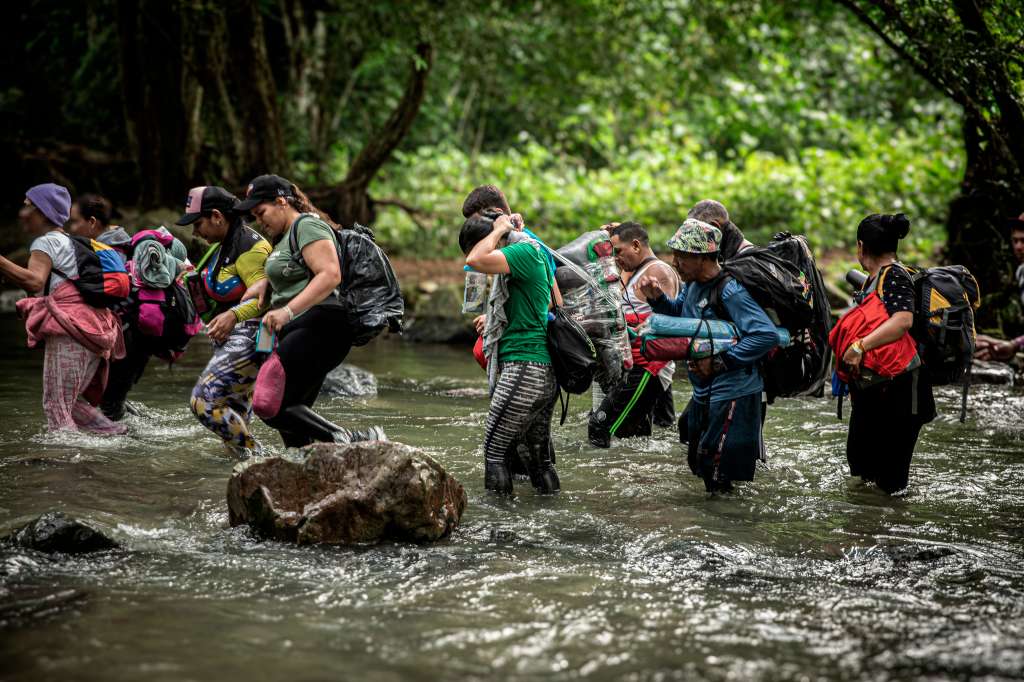 Durante su travesía por la selva del Darién, las personas cruzan varios ríos, entre ellos el Acandí.