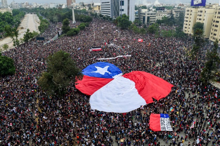 Piñera abre la puerta a reforma constitucional tras nueva jornada de protestas