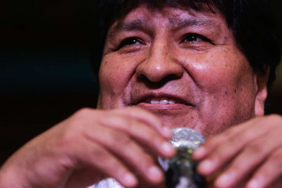 El expresidente de Bolivia Evo Morales ofrece una rueda de prensa hoy, en Buenos Aires (Argentina). El órgano electoral de Bolivia reanudó este lunes el cómputo de votos de las elecciones generales, en el que va con ventaja el candidato presidencial Carlos Mesa mientras los sondeos a boca de urna dan vencedor a Luis Arce. EFE/ Juan Ignacio Roncoroni