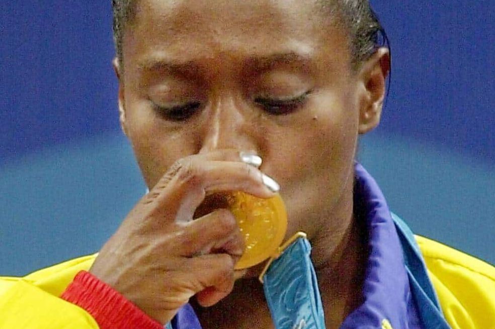 María Isabel Urrutia con el oro conseguido en los Olímpicos de Sidney.