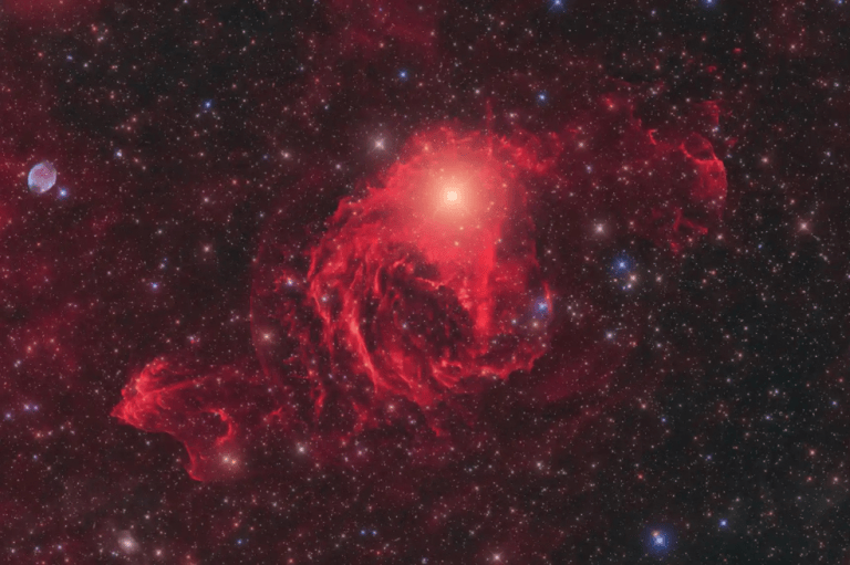 "Esta es una imagen absolutamente impresionante de la estrella YY Hya y su entorno interestelar. Sorprendentemente, la nebulosa fue descubierta durante una búsqueda de nebulosas de emisión galáctica desconocidas hasta entonces. Tras más de 360 horas de exposición, el fotógrafo reveló un precioso remanente estelar ultraprofundo. Esta imagen no sólo es realmente cautivadora, sino que también sirve como una fantástica ilustración de cómo los aficionados y los astrónomos profesionales pueden unirse y lograr grandes resultados a través de la colaboración", dijo Yuri Beletsky, juez de la competencia.