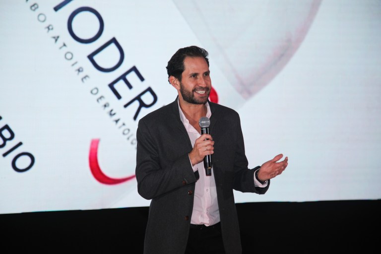 Ricardo Pulido – General Manager NAOS explicó durante la apertura del evento que más allá de la limpieza, Sensibio H2O ofrece verdaderos beneficios para el cuidado de la piel que se multiplican si no se enjuaga.