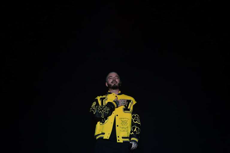 J Balvin presentó un show de una hora y quince minutos, acompañado de Dj Pope. Durante su tiempo hizo un recorrido por los temas más icónicos de su carrera.