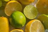 Usa el limón seco que tienes en la nevera para limpiar la grasa de la estufa