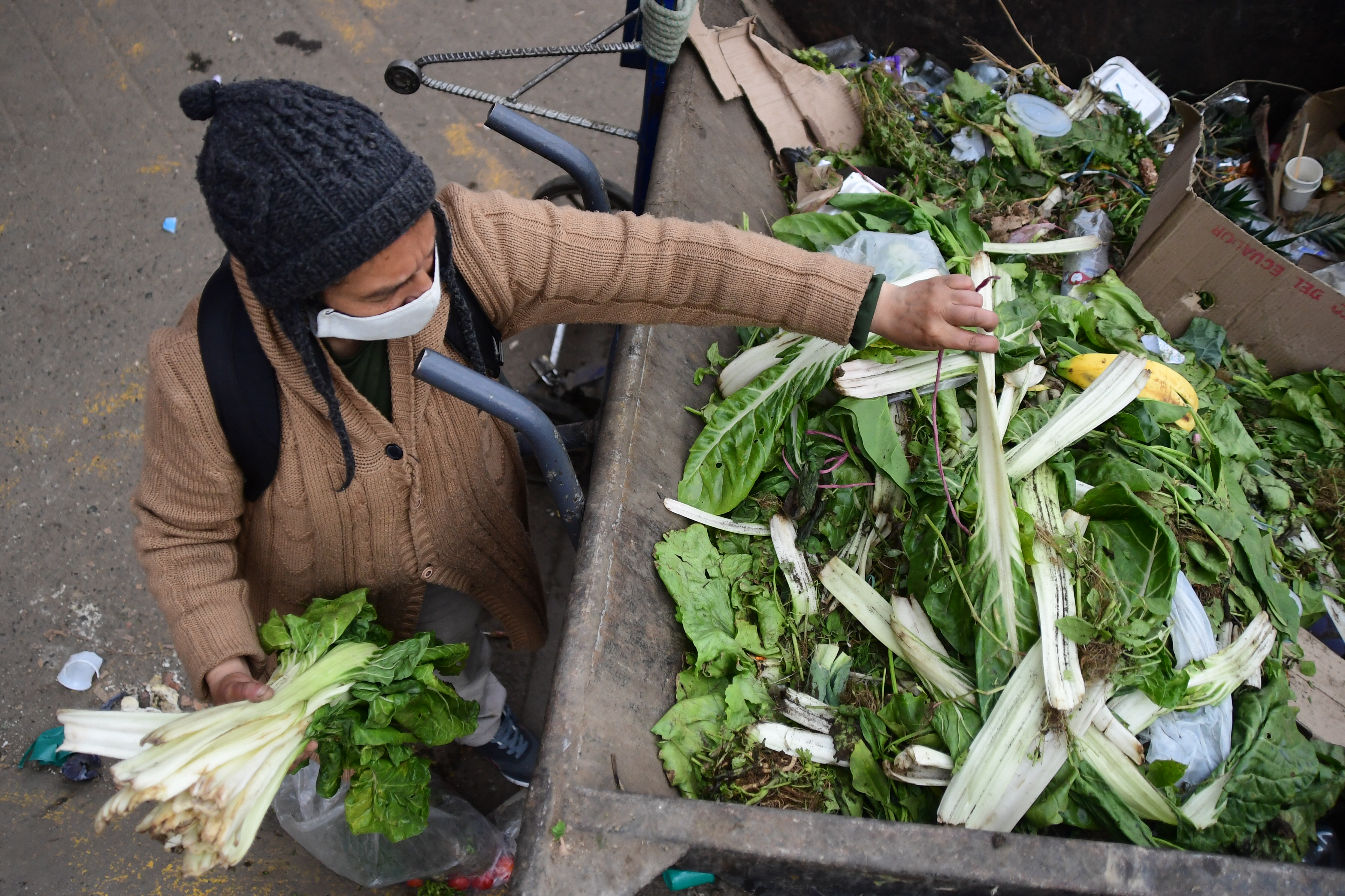 Comida arrojada por los vendedores y recuperada por algunos transeúntes del lugar