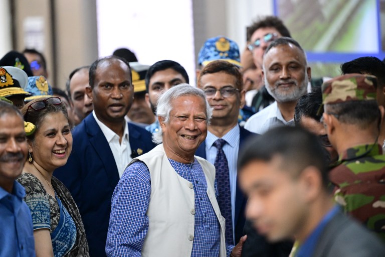 El nobel Yunus aterrizó en Bangladés para iniciar “una segunda independencia”