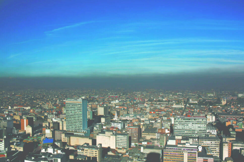 La mala calidad del aire genera 8.000 muertes al año, según datos del Instituto Nacional de Salud (INS). El viernes pasado los altos niveles de contaminación ambiental hicieron que la Alcaldía de Bogotá declarara alerta amarilla ambiental en la ciudad. / Jhon Paz