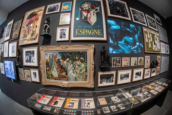 Vista de los objetos que forman parte de la primera parte de la reordenación de la colección permanente del Museo Reina Sofía que se llama "Ellos nos ven: de la modernidad al desarrollismo".