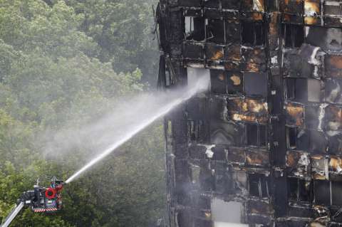 Unos 600 edificios ingleses tienen revestimiento inflamable como torre en Londres