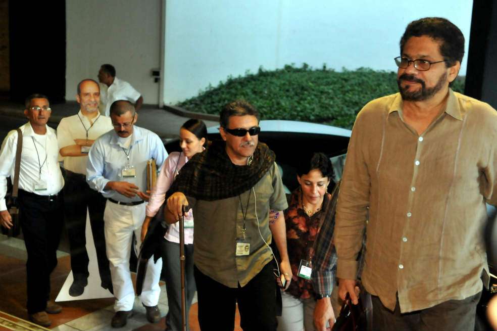 Delegados de las Farc, entre ellos ‘Iván Márquez’ y ‘Jesús Santrich’, a su llegada al Palacio de Convenciones en Cuba. / EFE