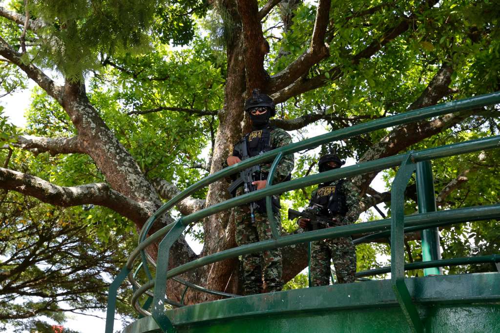 AME6833. CALI (COLOMBIA), 07/08/2026.- Integrantes del Ejército de Colombia custodian las inmediaciones de la Universidad Santiago de Cali, en donde el derechista Abelardo de la Espriella jurará como presidente de Colombia, este viernes en Cali (Colombia). EFE/ Mauricio Dueñas Castañeda