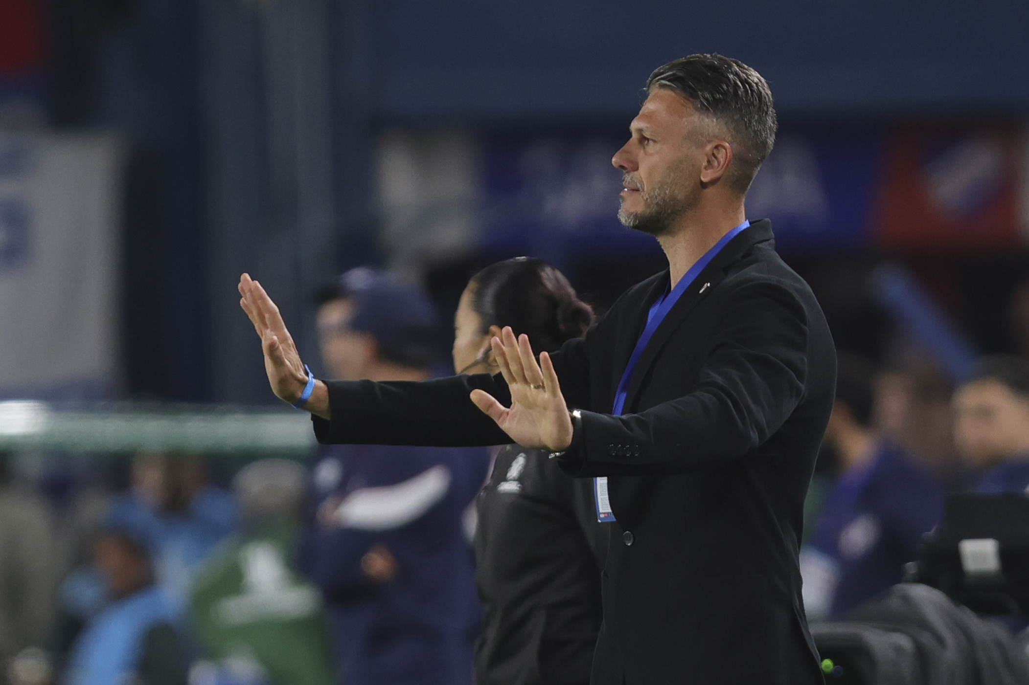 AMDEP1137. MONTEVIDEO (URUGUAY), 07/05/2024.- El entrenador de River Martín Demichelis reacciona desde el banco este martes, en un partido de la Copa Libertadores entre Club Nacional y River Plate en el estadio Gran Parque Central en Montevideo (Uruguay). EFE/ Gastón Britos