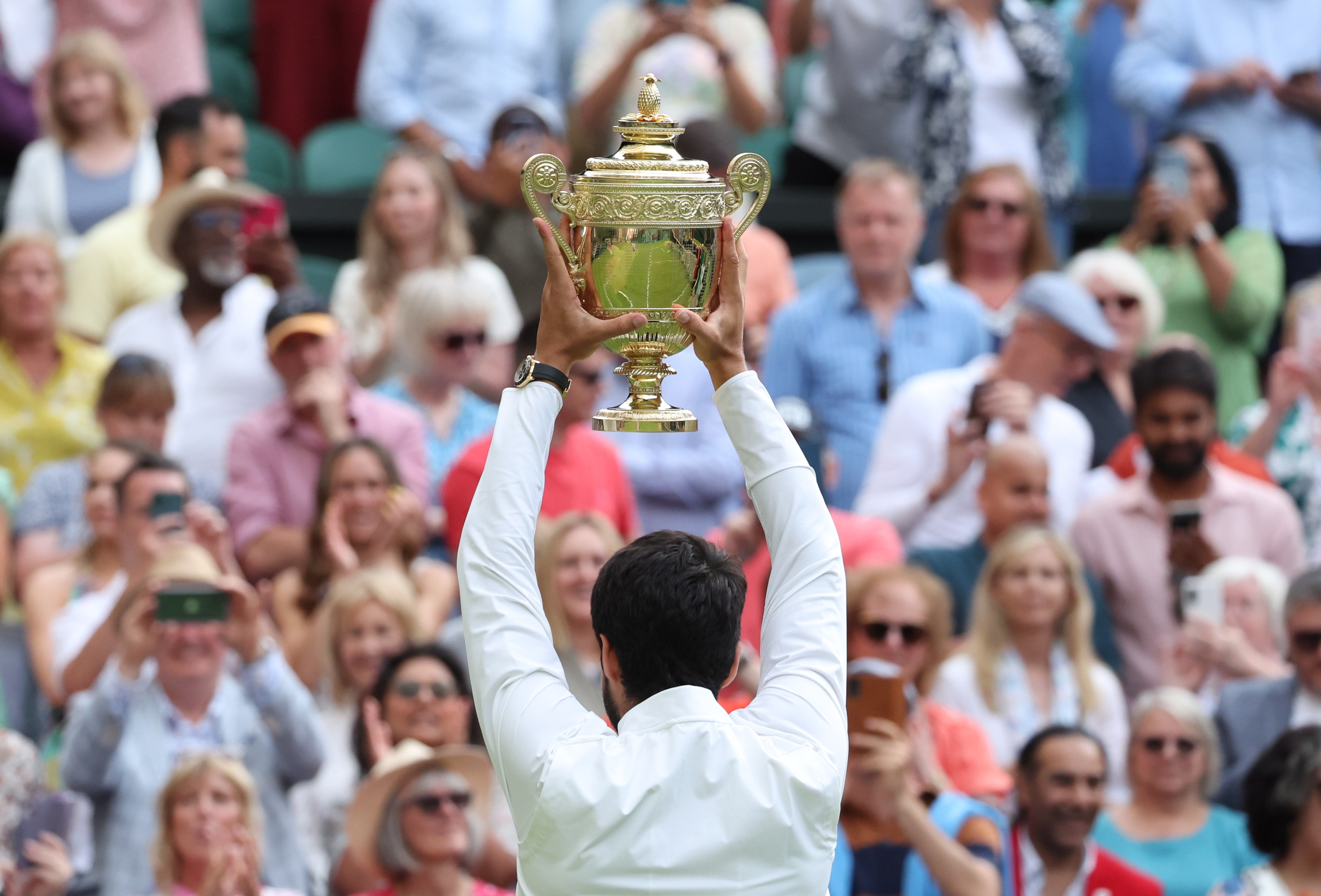 Wimbledon (United Kingdom), 16/07/2023.- Carlos Alcaraz of Spain poses with the trophy after winning his Men's Singles final match against Novak Djokovic of Serbia at the Wimbledon Championships, Wimbledon, Britain, 16 July 2023. (Tenis, España, Reino Unido) EFE/EPA/NEIL HALL EDITORIAL USE ONLY EDITORIAL USE ONLY