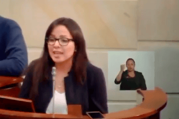 Critican a Ernesto Macías por finalizar intervención en plenaria de estudiante de Economía