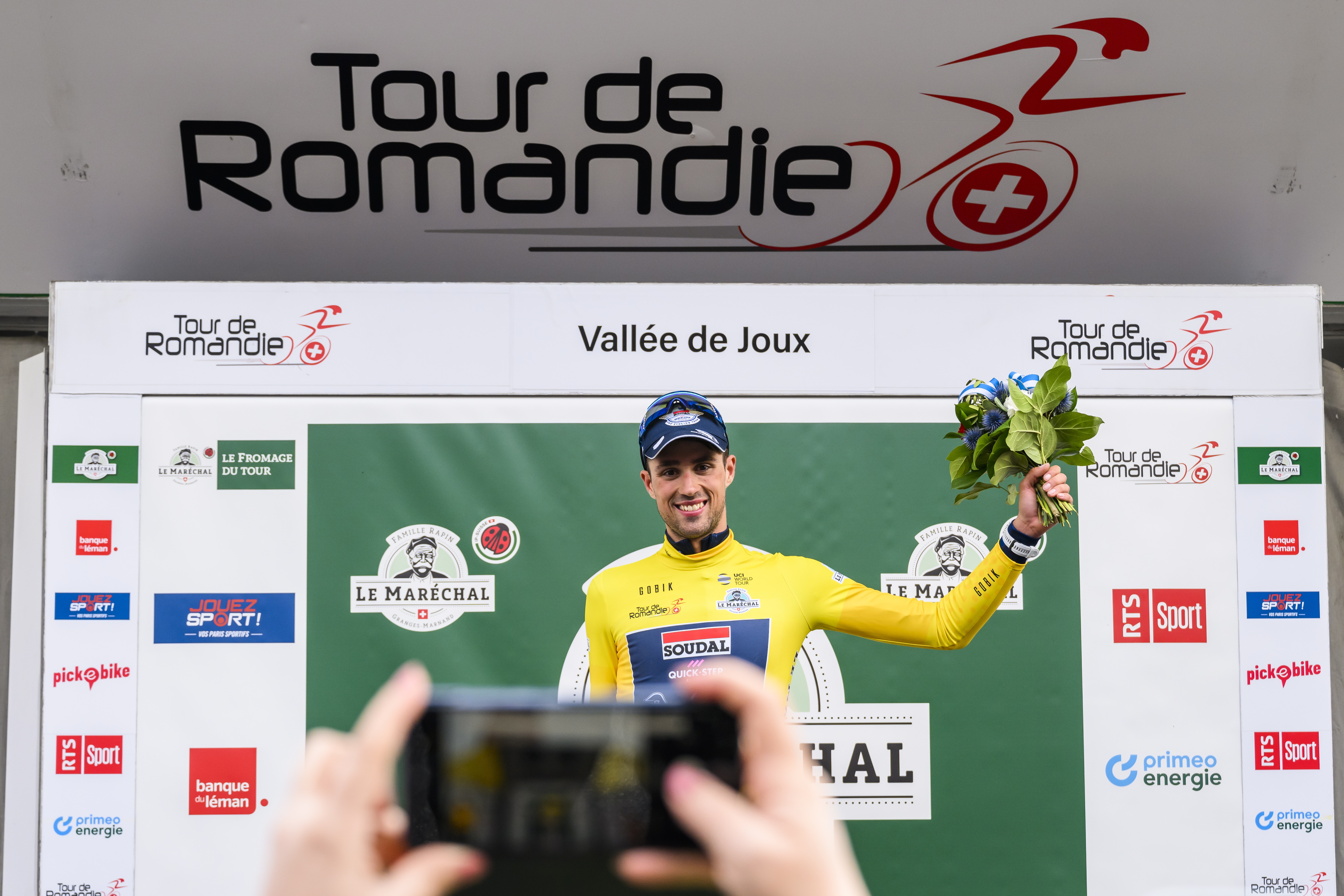 La Vallee De Joux (Switzerland Schweiz Suisse), 26/04/2023.- British rider Ethan Vernon of team Soudal Quick-Step celebrates on the podium in the overall leader's yellow jersey after winning the first stage, a 170.9 kilometers race between Crissier and La Vallee de Joux at the 76th Tour de Romandie cycling race, La Vallee de Joux, Switzerland, 26 April 2023. (Ciclismo, Suiza) EFE/EPA/JEAN-CHRISTOPHE BOTT
